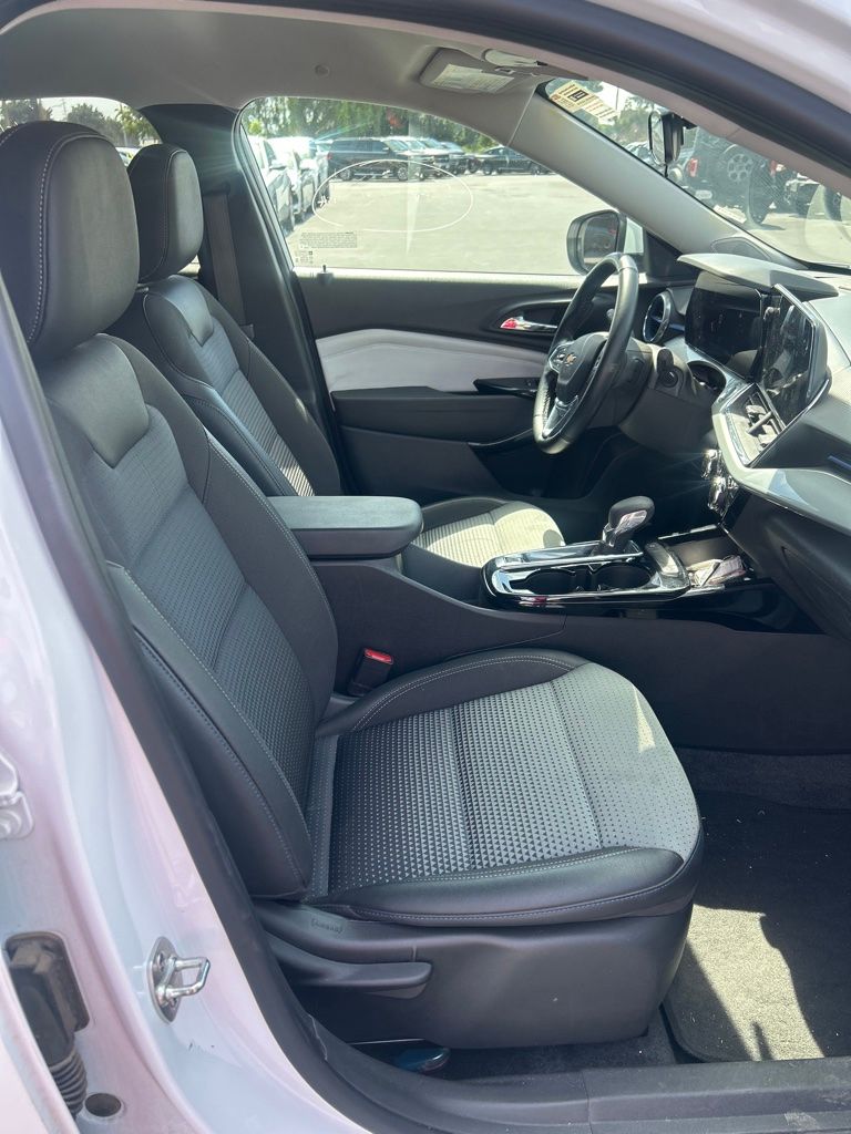 Thumbnail: 2025 Chevrolet Trax - 16