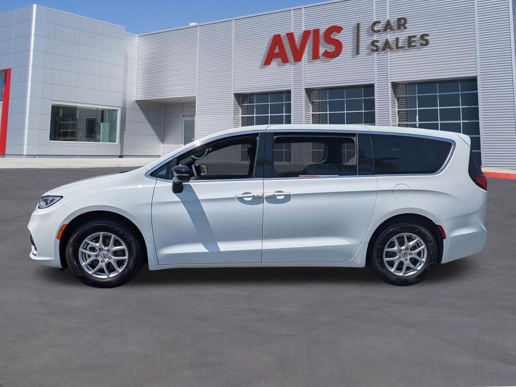Thumbnail: 2025 Chrysler Pacifica - 10