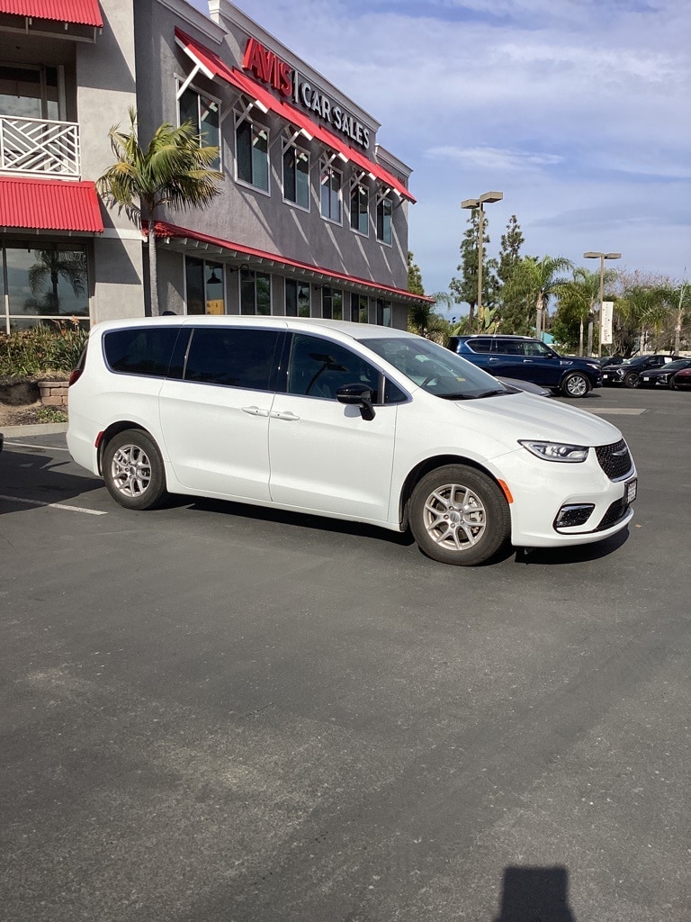 Thumbnail: 2025 Chrysler Pacifica - 4