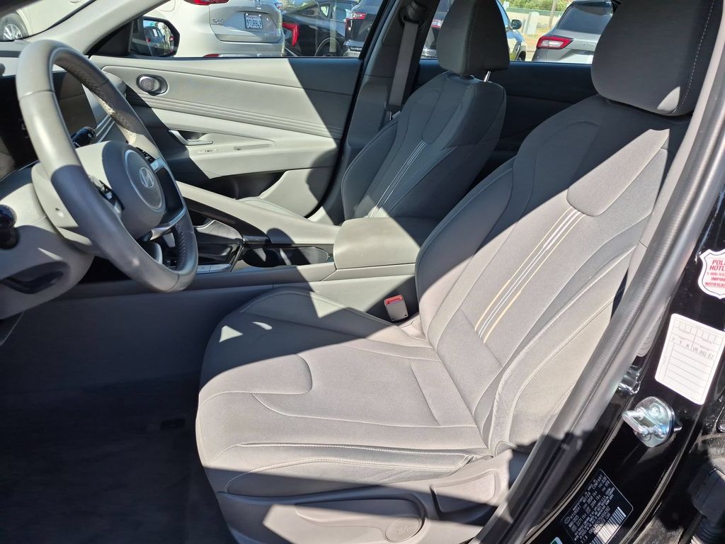 Thumbnail: 2025 Hyundai Elantra - 25