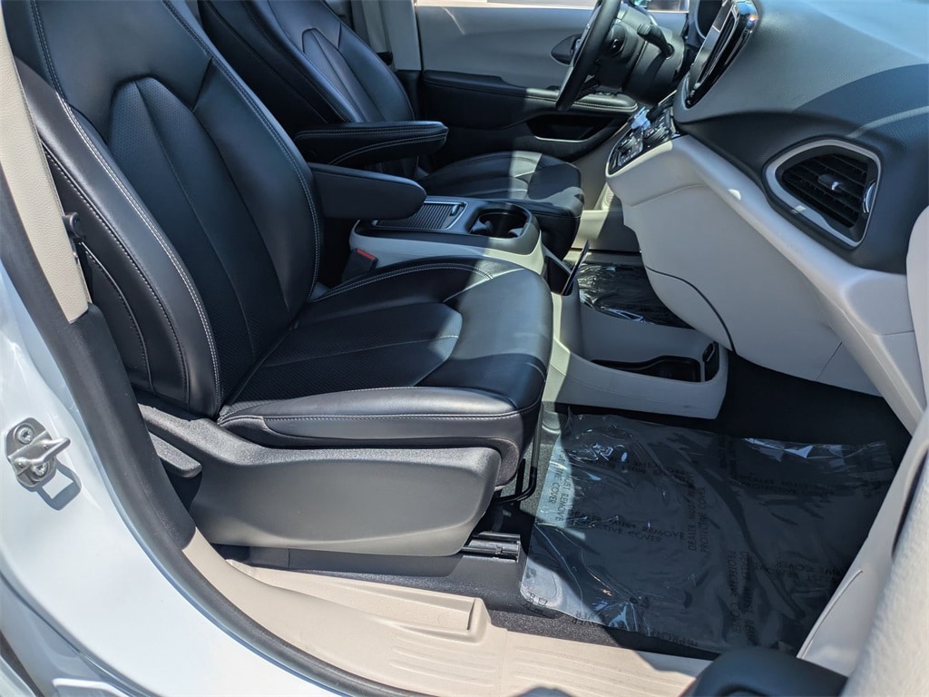 2023 Chrysler Pacifica Touring L 31