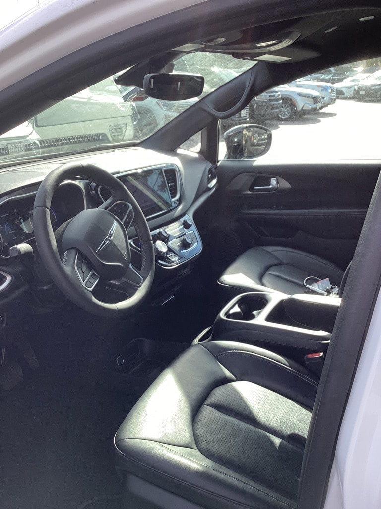 Thumbnail: 2025 Chrysler Pacifica - 16