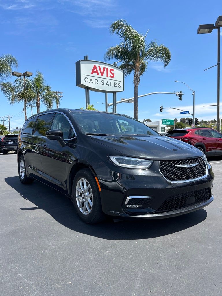 Thumbnail: 2023 Chrysler Pacifica - 4