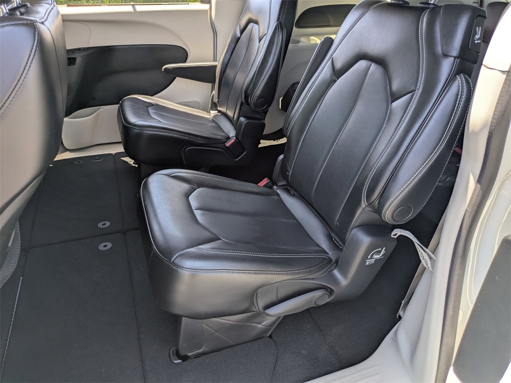 2023 Chrysler Pacifica Touring L 27