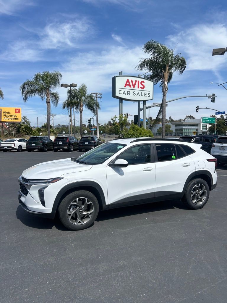 Thumbnail: 2025 Chevrolet Trax - 3