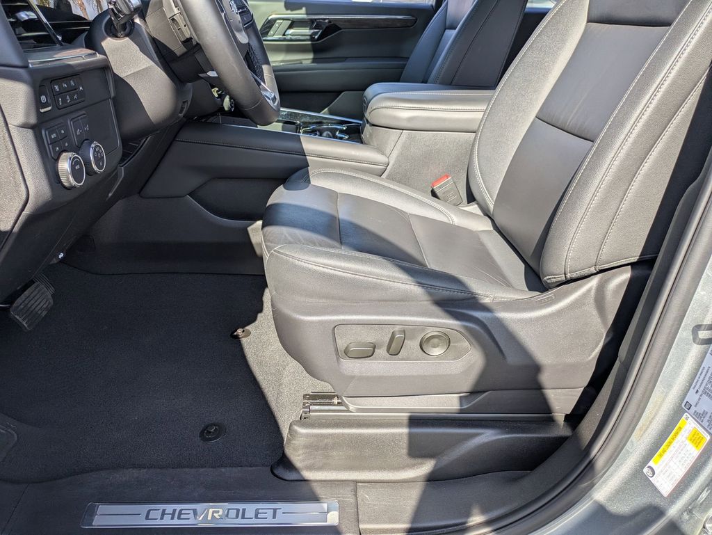 Thumbnail: 2025 Chevrolet Suburban - 14