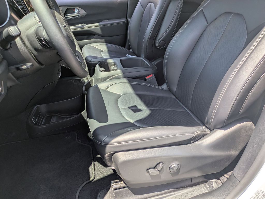Thumbnail: 2025 Chrysler Pacifica - 14