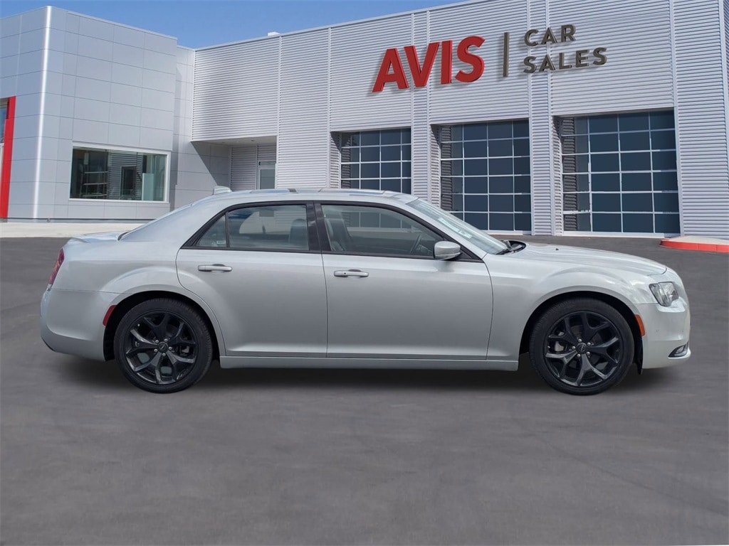 Thumbnail: 2022 Chrysler 300 - 5