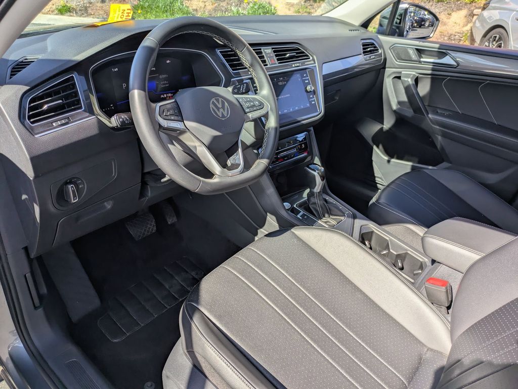 Thumbnail: 2024 Volkswagen Tiguan - 17