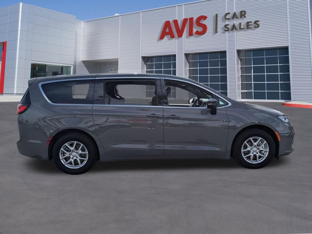 Thumbnail: 2025 Chrysler Pacifica - 5