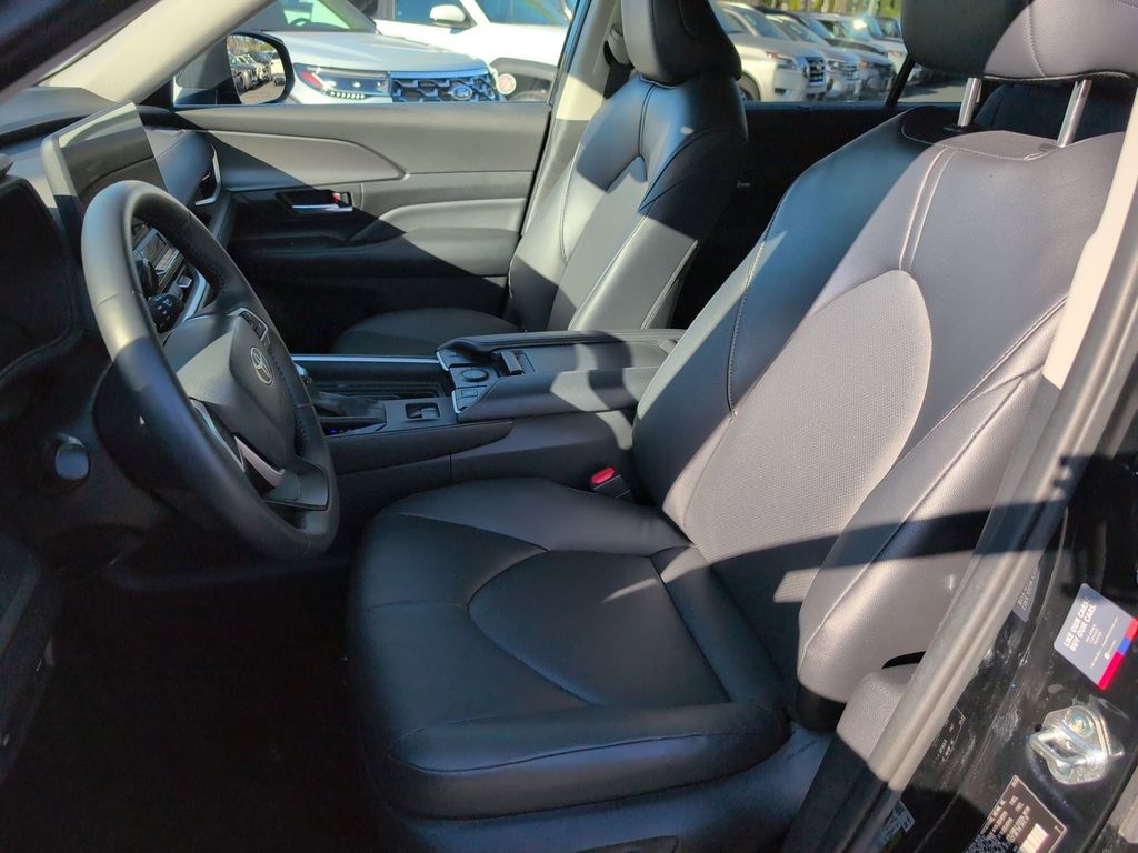 Thumbnail: 2025 Toyota Grand Highlander - 25