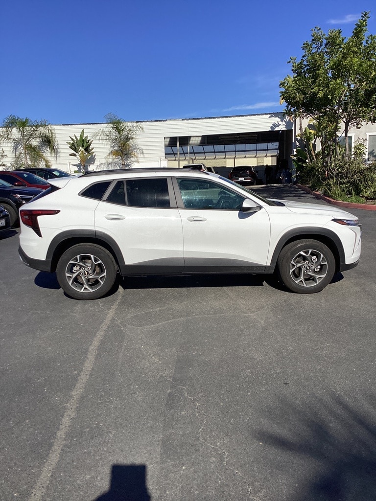 Thumbnail: 2025 Chevrolet Trax - 2