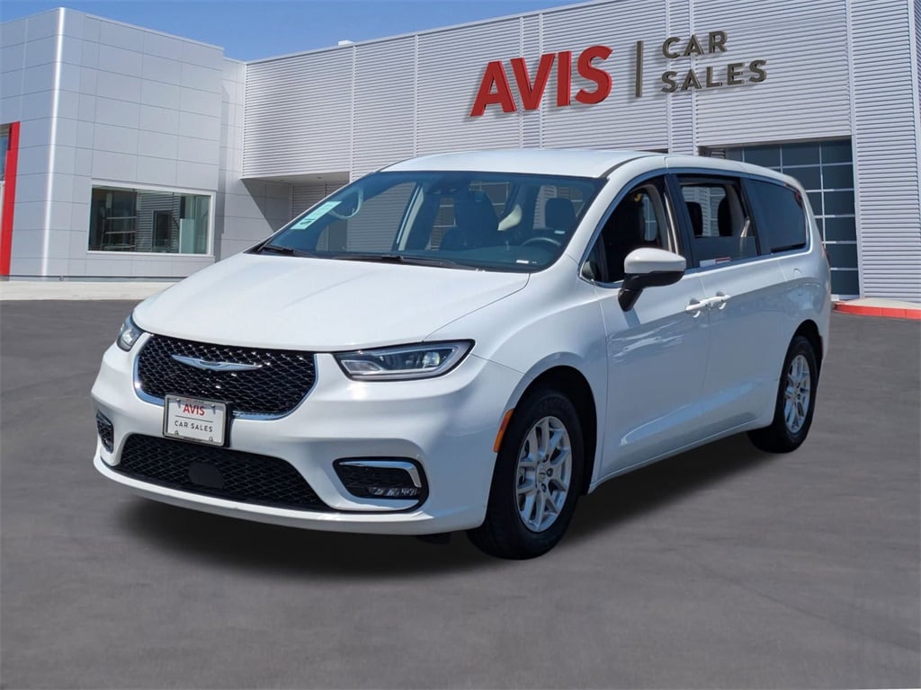 2023 Chrysler Pacifica Touring L Hero Image