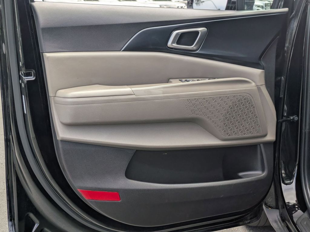Thumbnail: 2025 Kia Carnival - 11