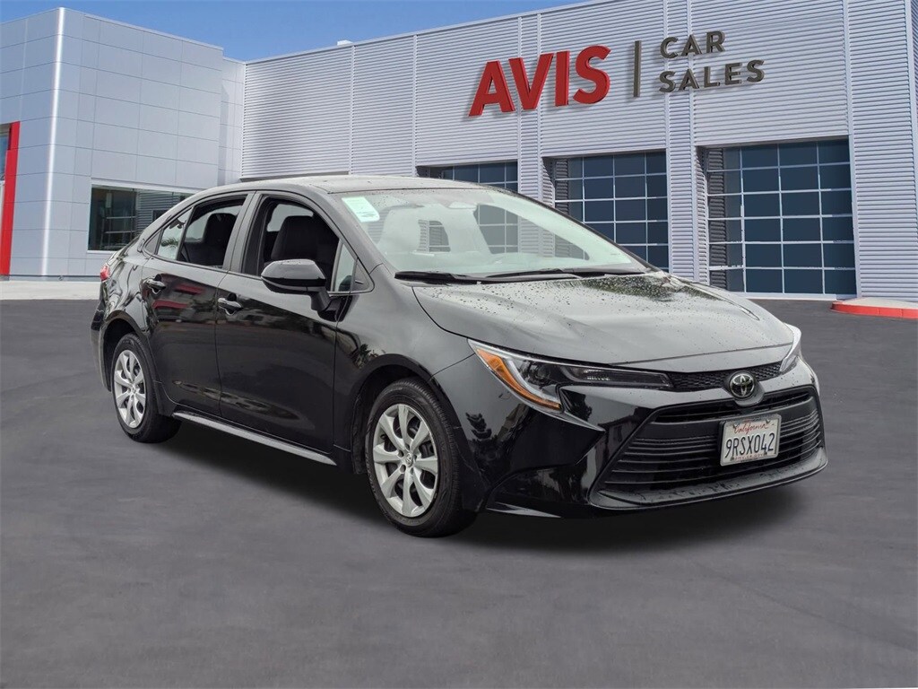 2025 Toyota Corolla LE photo 3