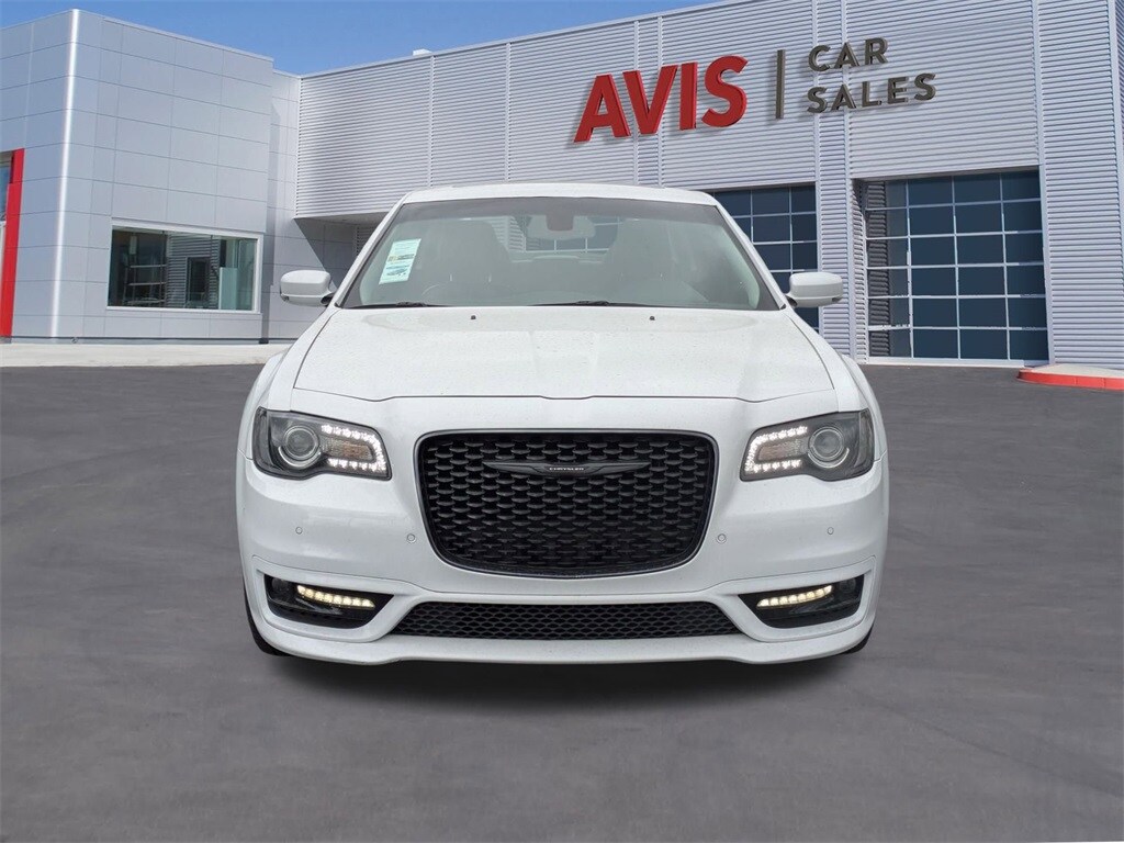 2022 Chrysler 300 Touring L photo 2