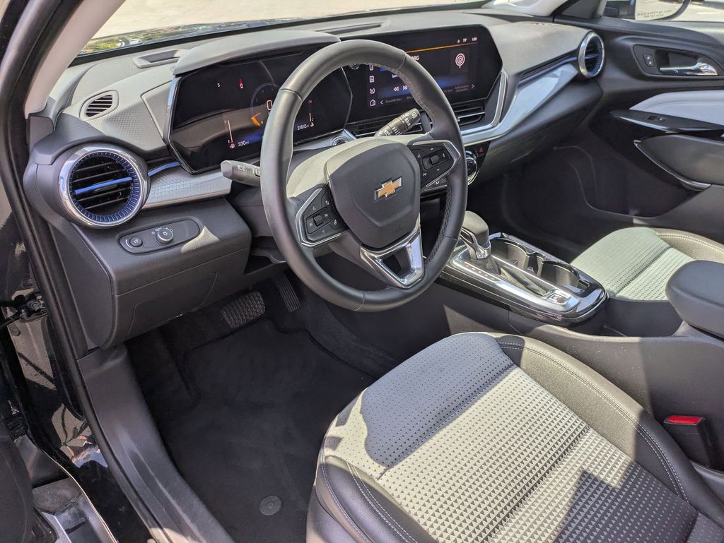 Thumbnail: 2025 Chevrolet Trax - 17