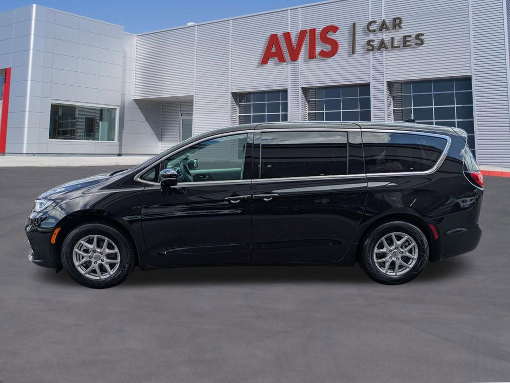 Thumbnail: 2024 Chrysler Pacifica - 10