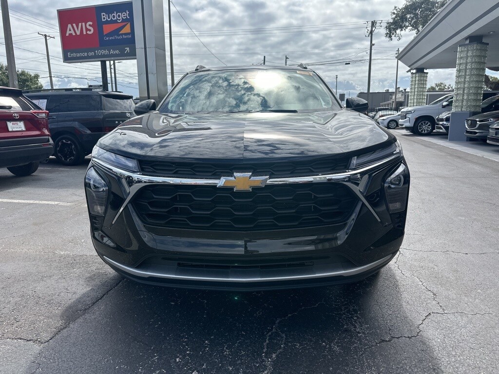 2025 Chevrolet Trax LT photo 2