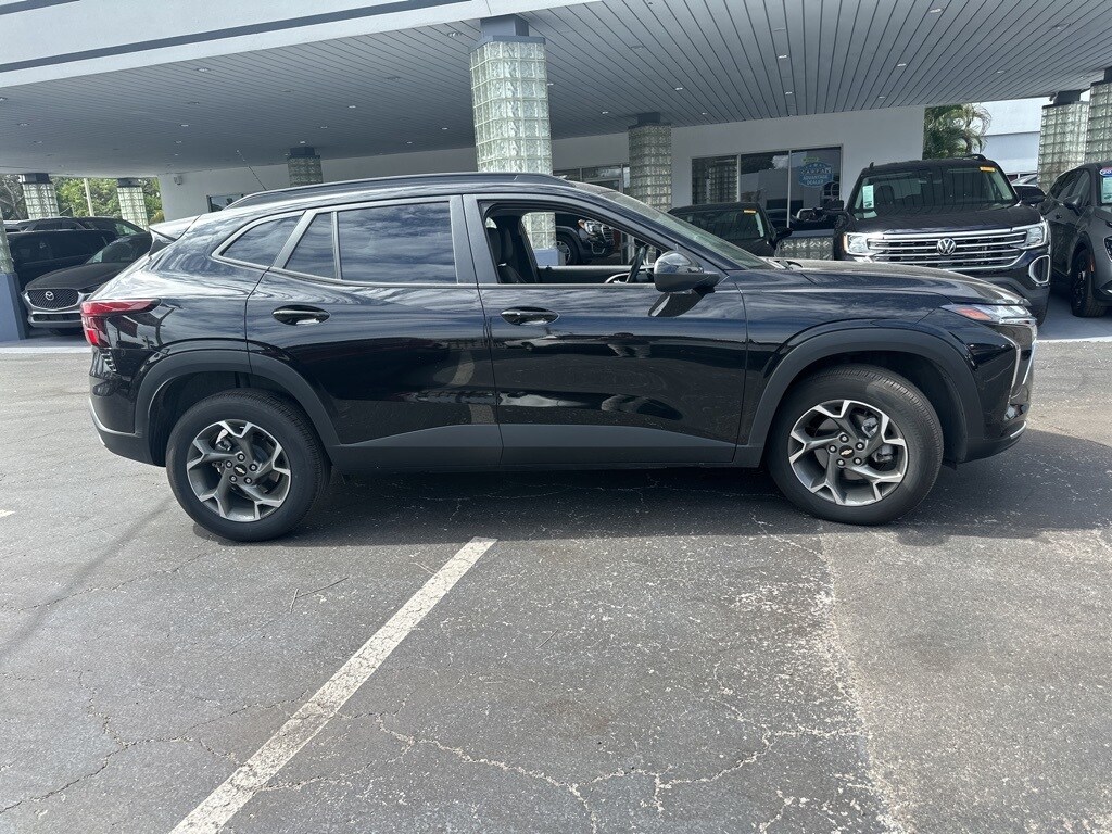 2025 Chevrolet Trax LT photo 4