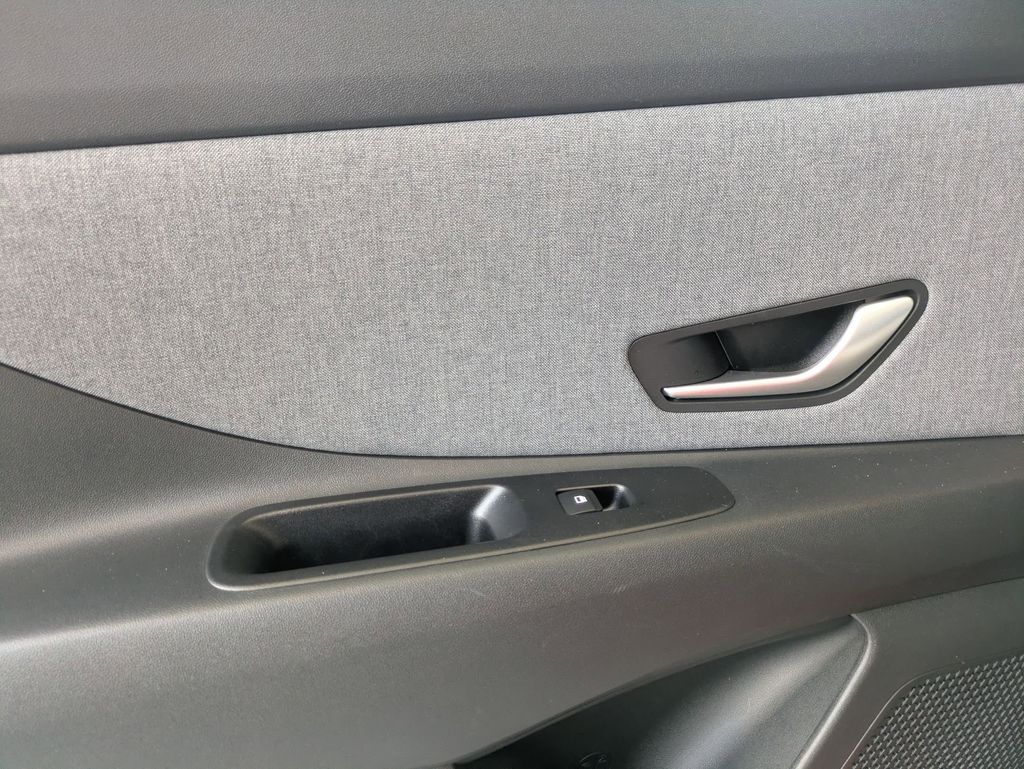2025 Hyundai Elantra Limited - Photo 26