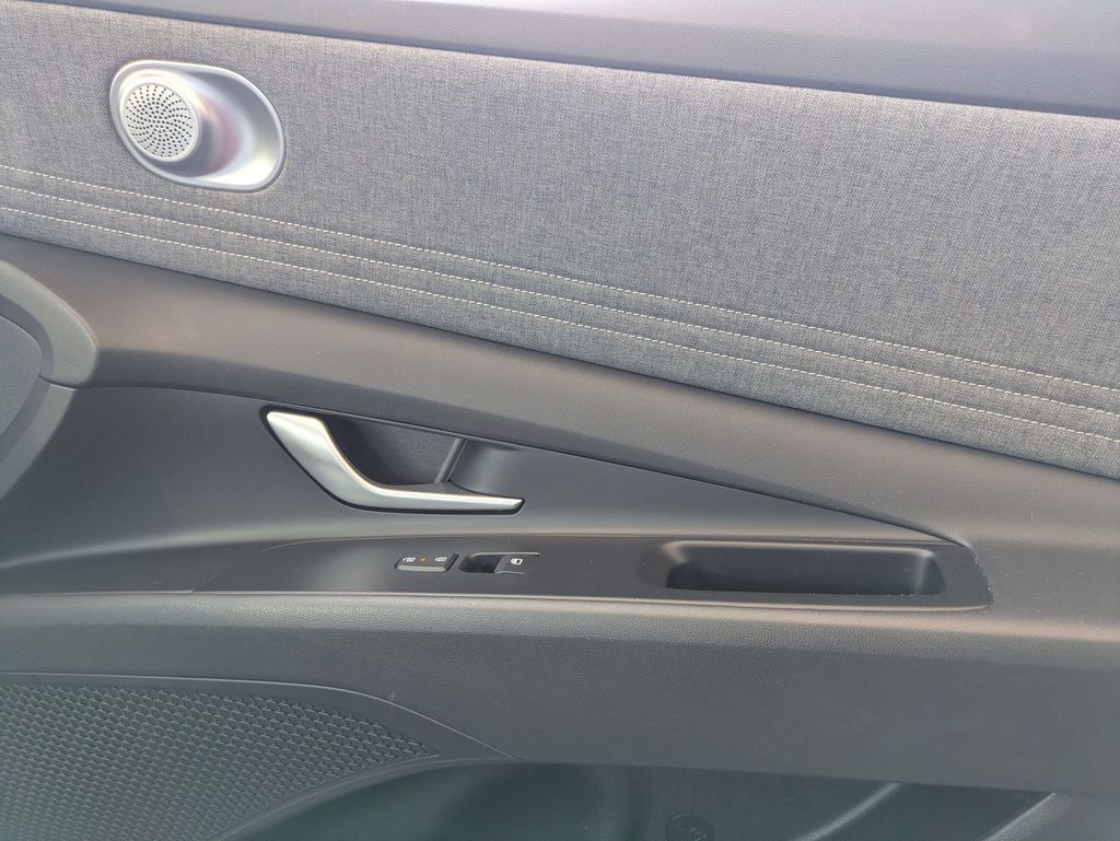 2025 Hyundai Elantra Limited - Photo 33