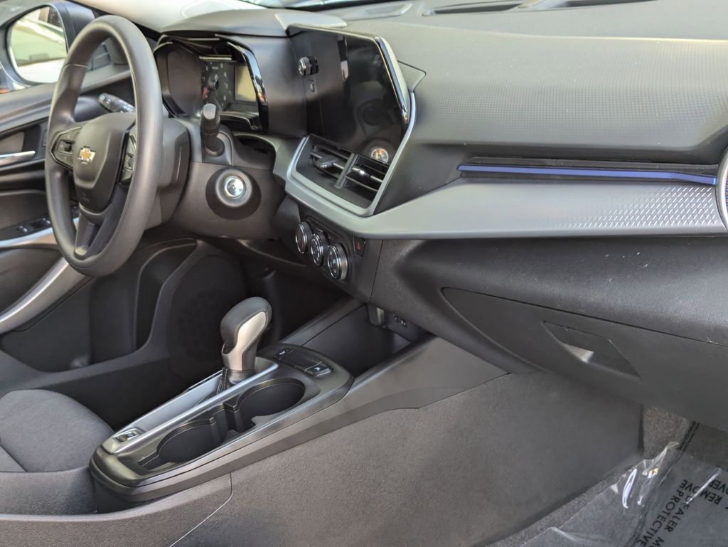 2025 Chevrolet Trax LS - Photo 31