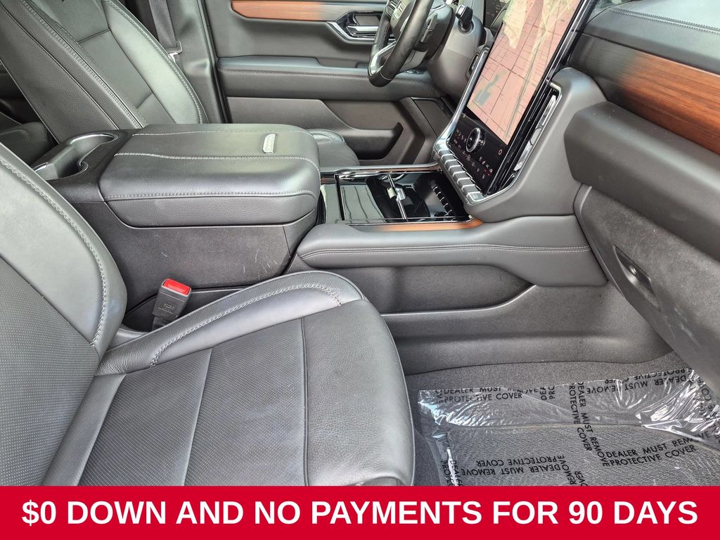 2025 GMC Yukon Denali - Photo 32