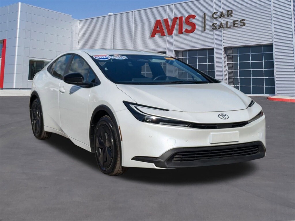 2024 Toyota Prius LE photo 3