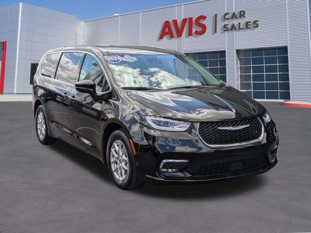 Thumbnail: 2024 Chrysler Pacifica - 3