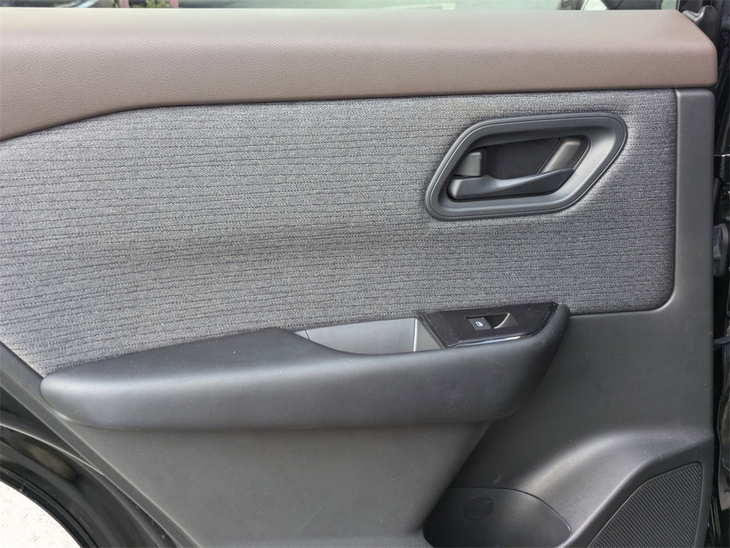 2023 Nissan Rogue S 22