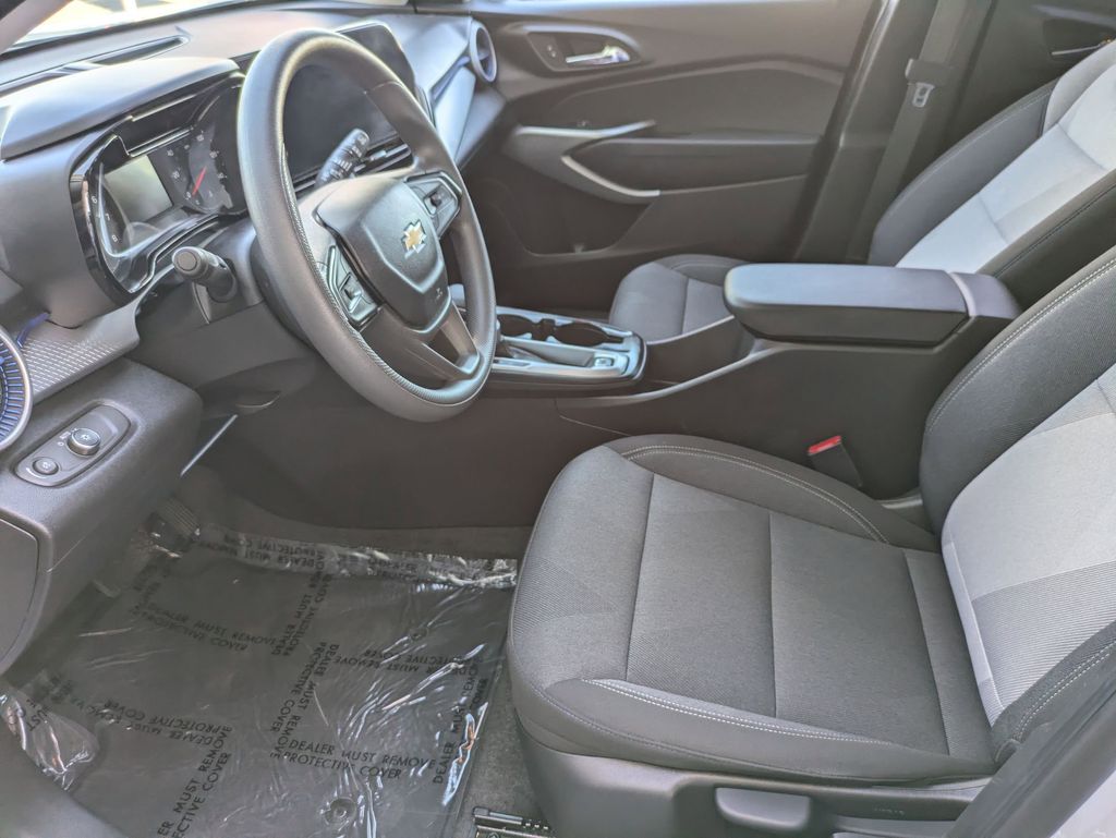 2025 Chevrolet Trax LS - Photo 23