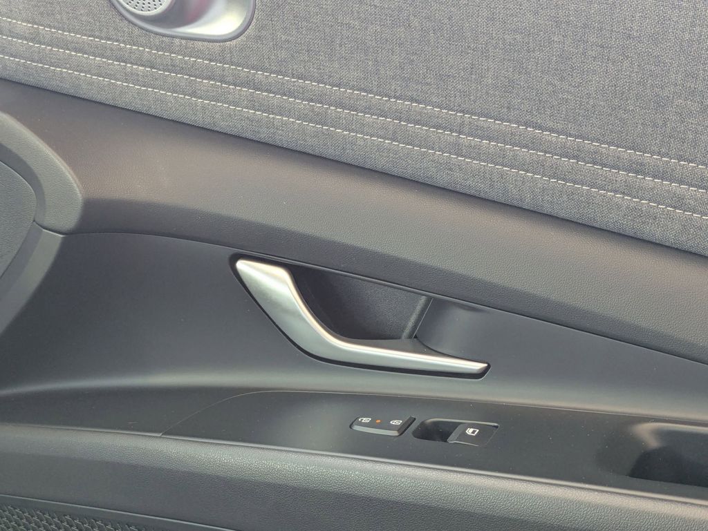 2025 Hyundai Elantra Limited - Photo 34