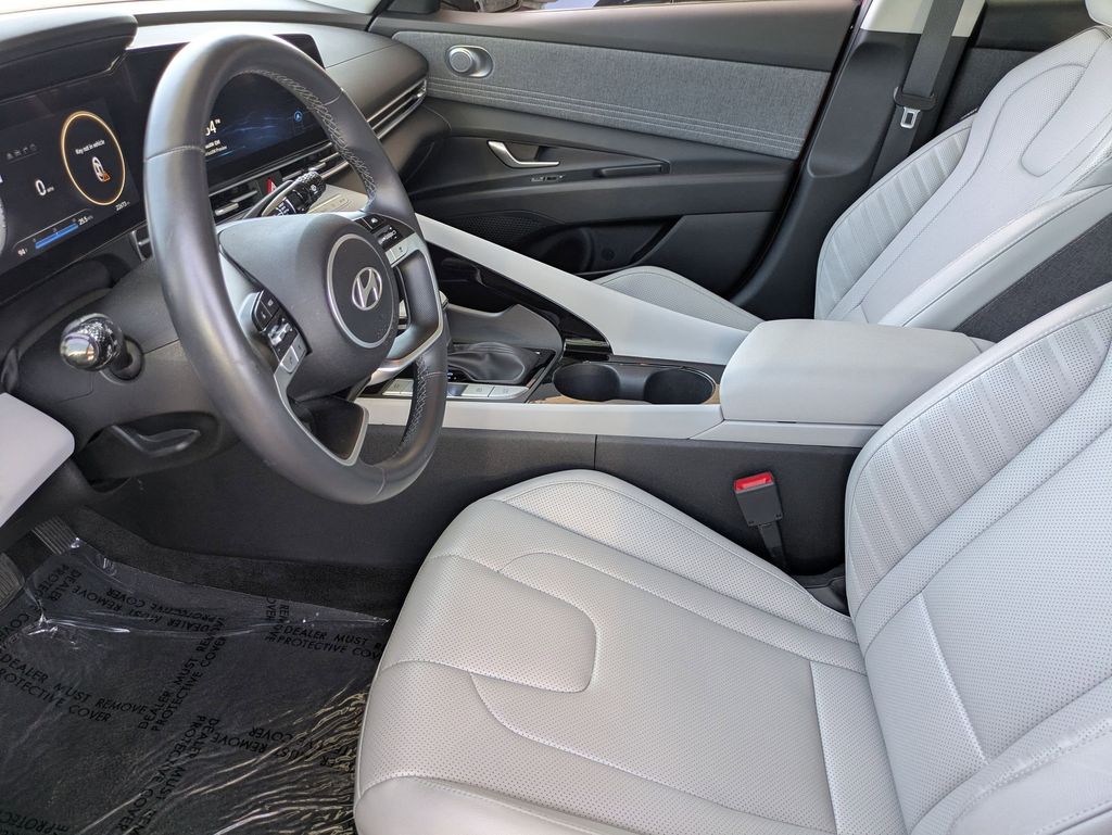 2025 Hyundai Elantra Limited - Photo 24