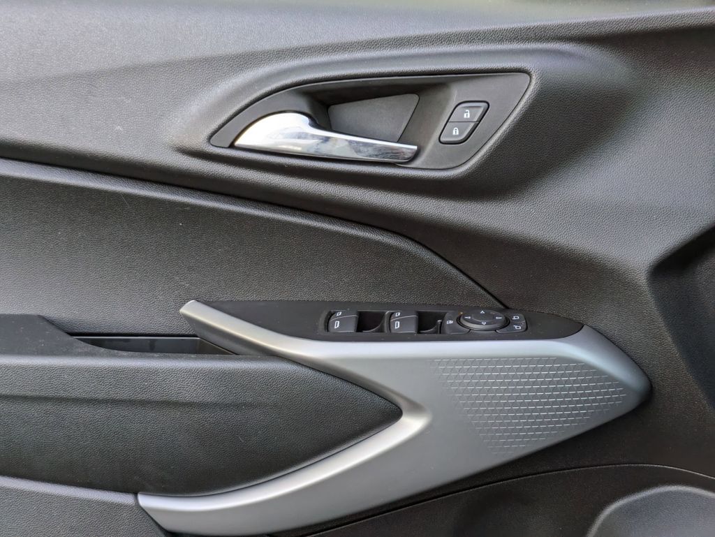 2025 Chevrolet Trax LS - Photo 11