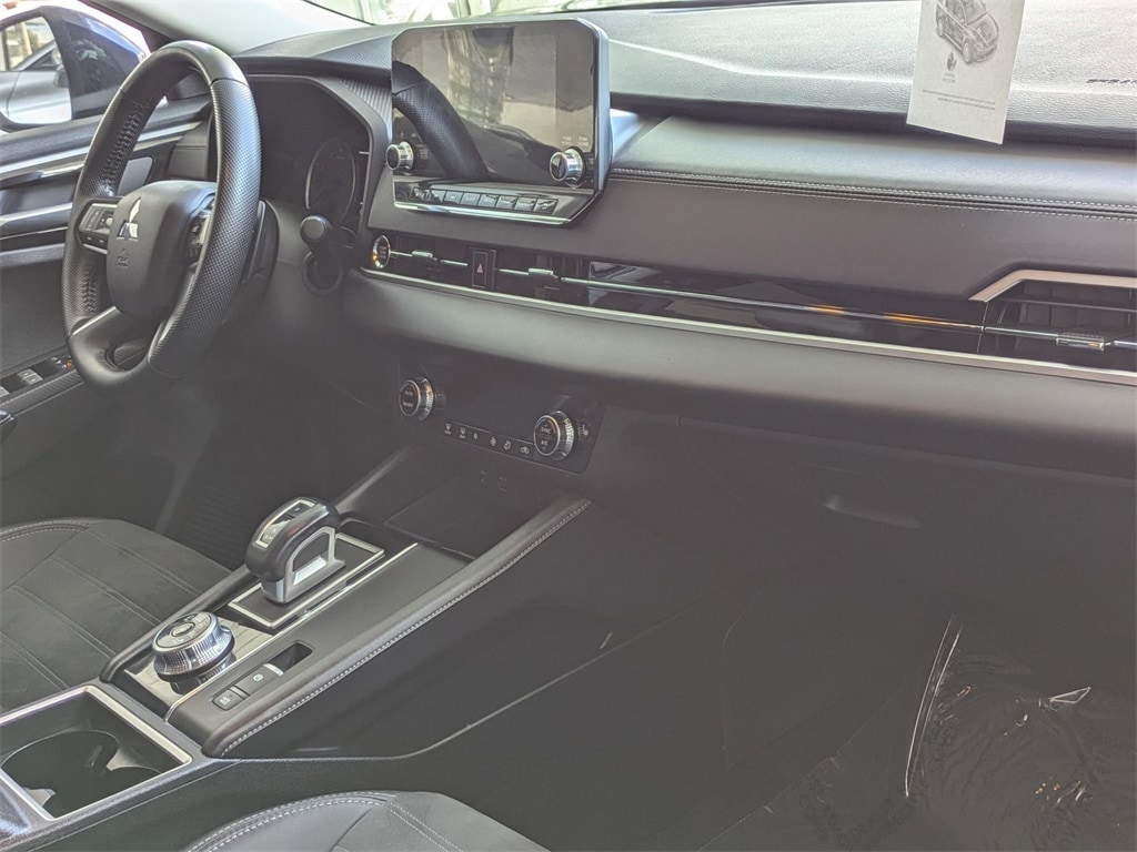 Thumbnail: 2024 Mitsubishi Outlander - 33