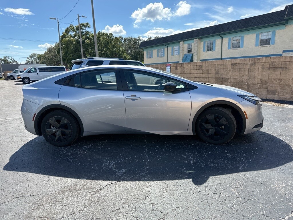 2025 Toyota Prius LE photo 4