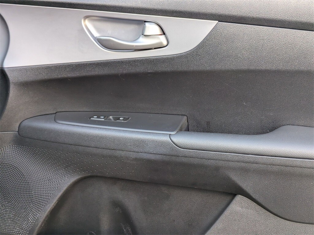 Thumbnail: 2024 Kia Forte - 32