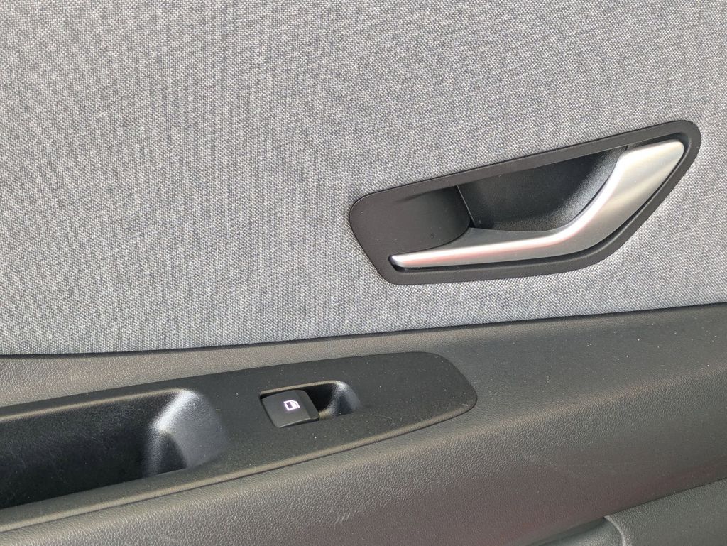 2025 Hyundai Elantra Limited - Photo 27