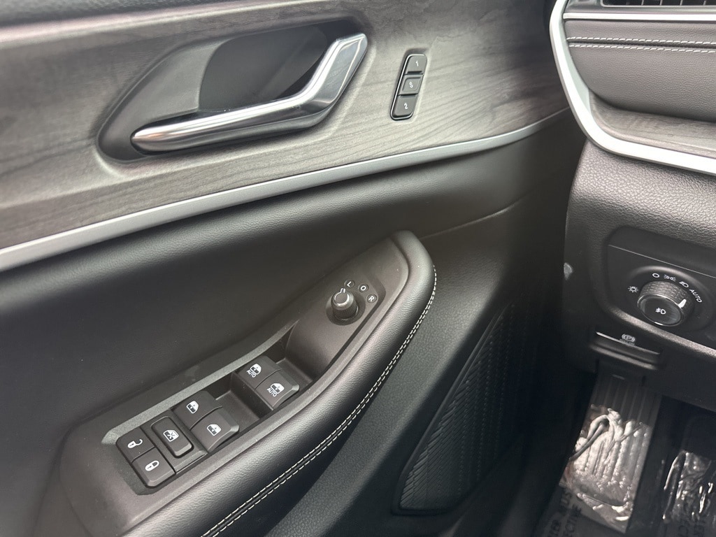 Thumbnail: 2024 Jeep Grand Cherokee - 18