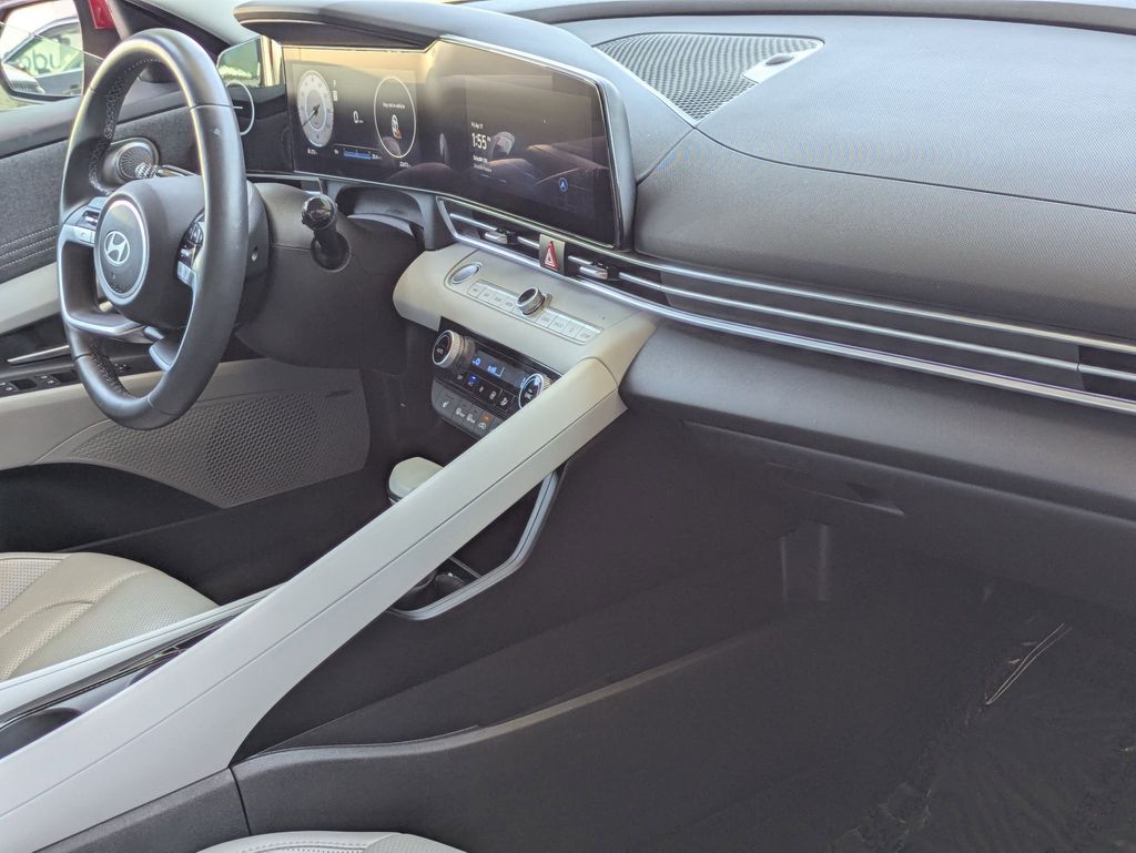 2025 Hyundai Elantra Limited - Photo 32
