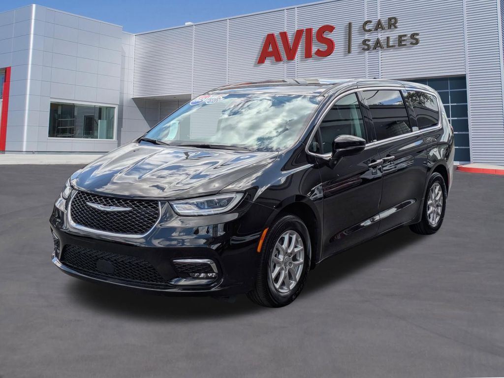 2024 Chrysler Pacifica Touring L's photo
