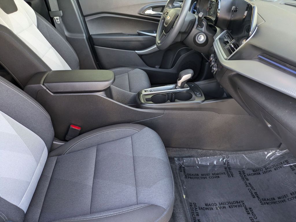 2025 Chevrolet Trax LS - Photo 30