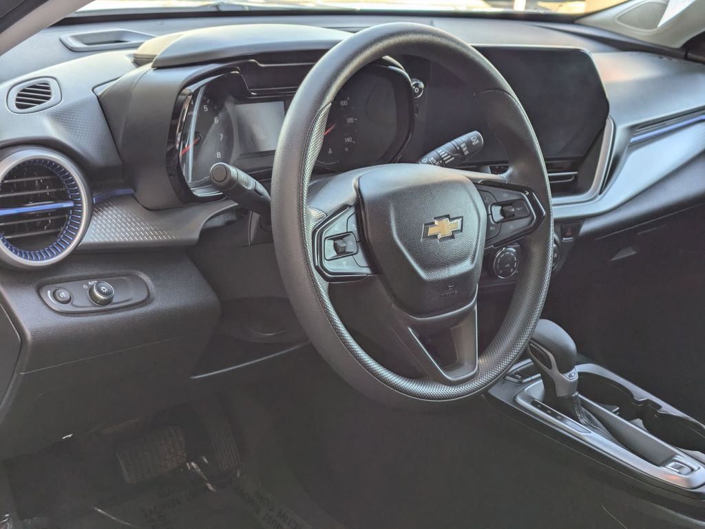 2025 Chevrolet Trax LS - Photo 14