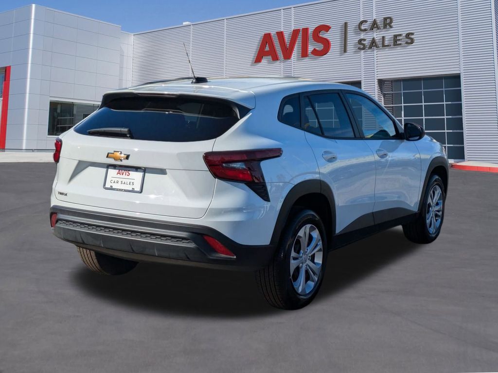 2025 Chevrolet Trax LS - Photo 6
