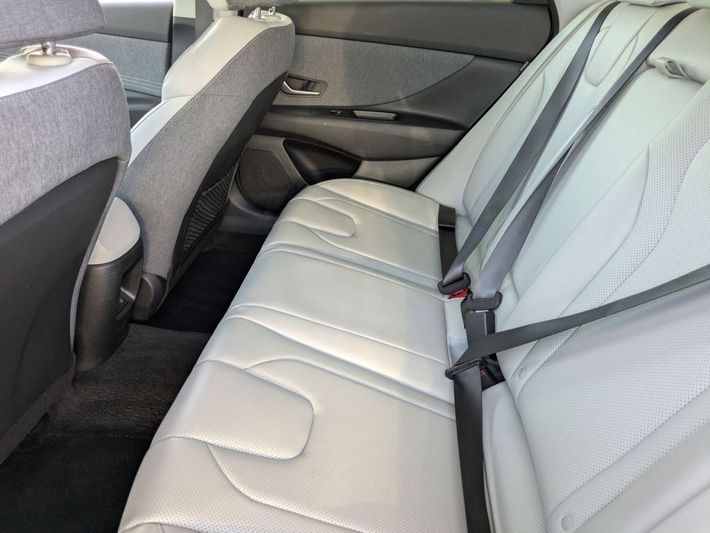 2025 Hyundai Elantra Limited - Photo 28