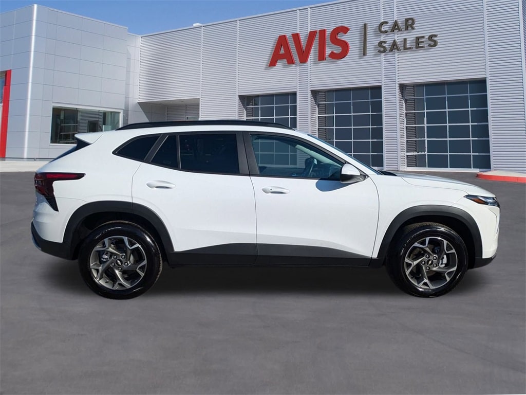 2025 Chevrolet Trax LT photo 2