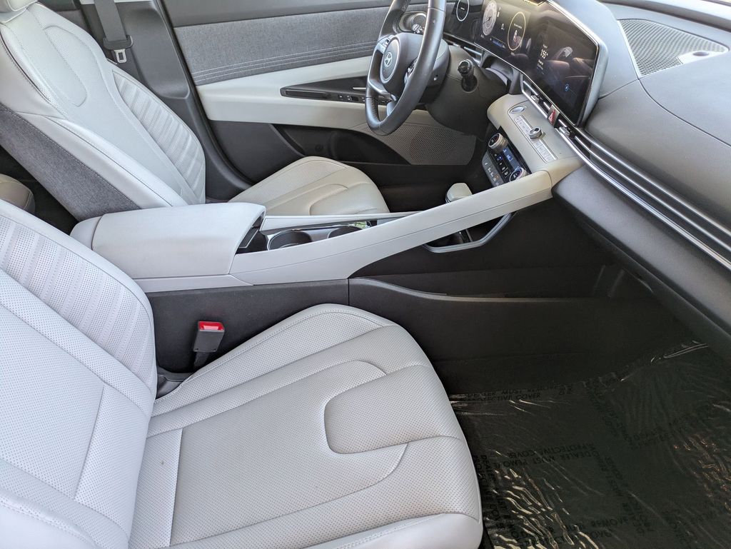2025 Hyundai Elantra Limited - Photo 31