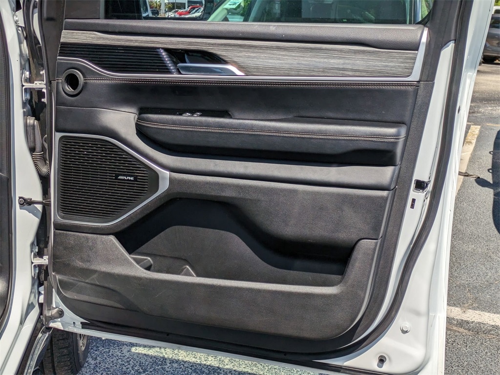 Thumbnail: 2023 Jeep Wagoneer - 32