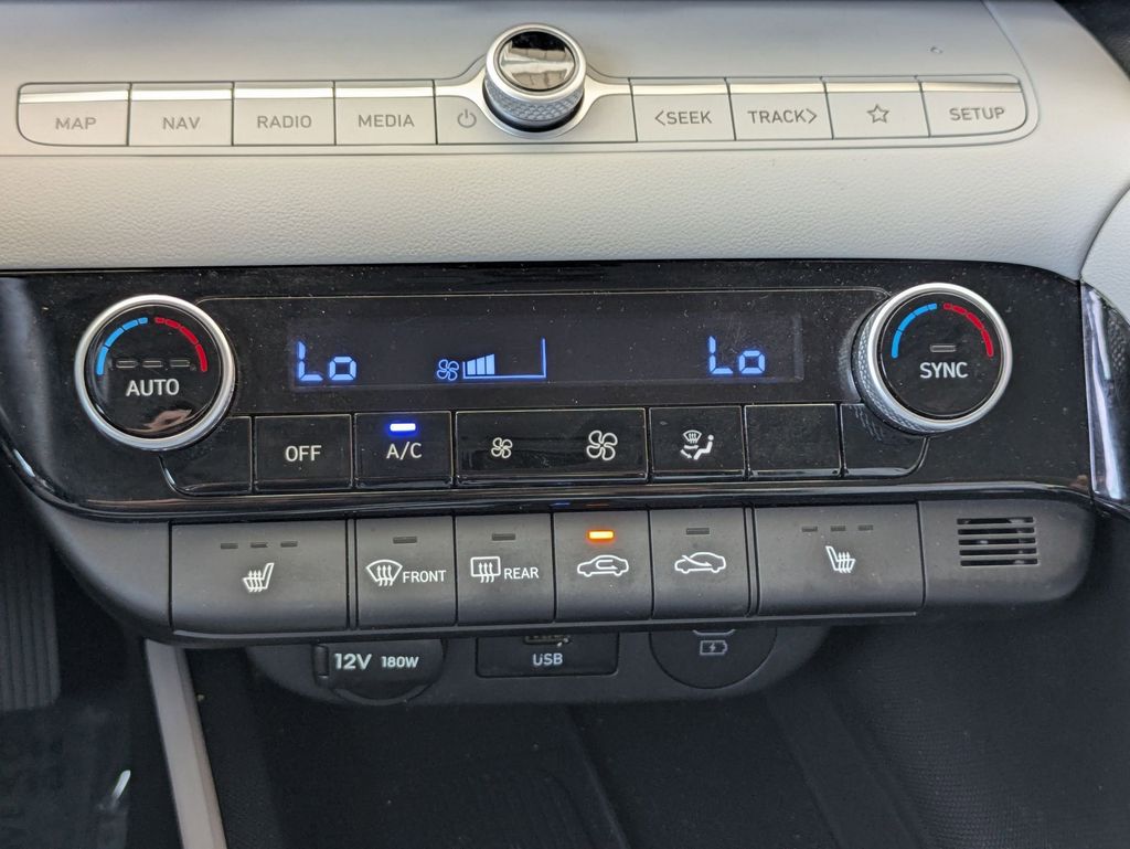 2025 Hyundai Elantra Limited - Photo 19